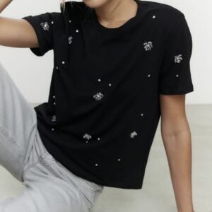 Remera importada con bordados en piedras Negras